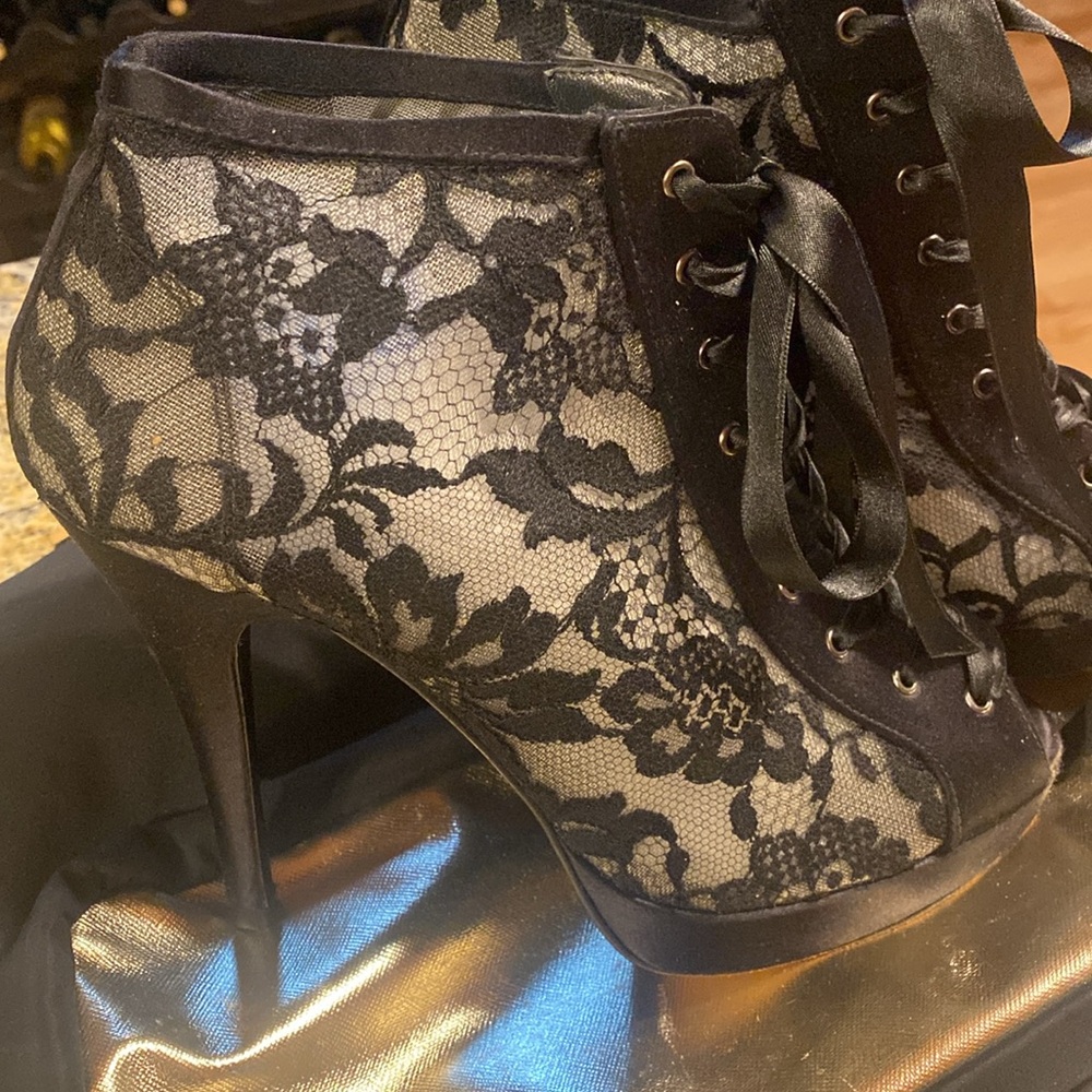 Stuart Weitzman - Picture 2 of 16